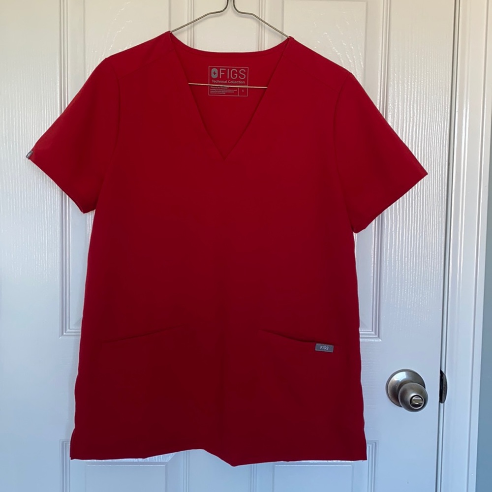Figs Casma red scrub top